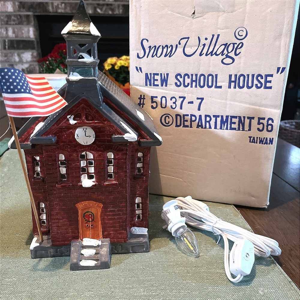 Dept 56 Snow Village "New School House" 5079-7 1985 Retired
